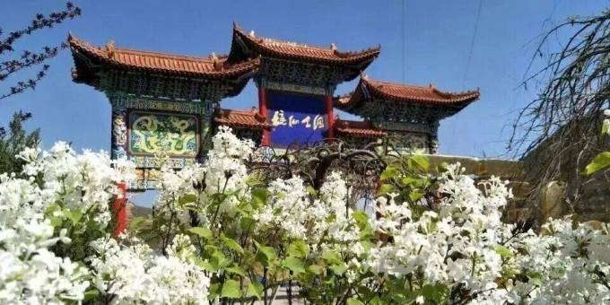 摩崖石窟景区：丹霞藏古意 幽谷醉春风