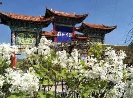 摩崖石窟景区：丹霞藏古意 幽谷醉春风