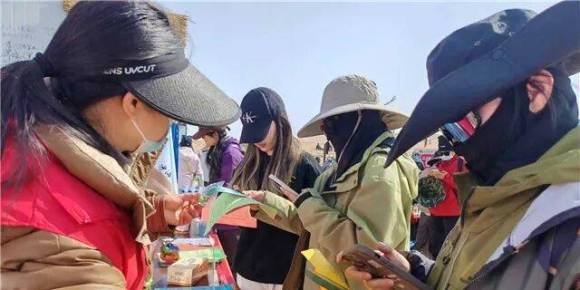 武威市文旅系统倾情助力“请到民勤种棵树”志愿活动